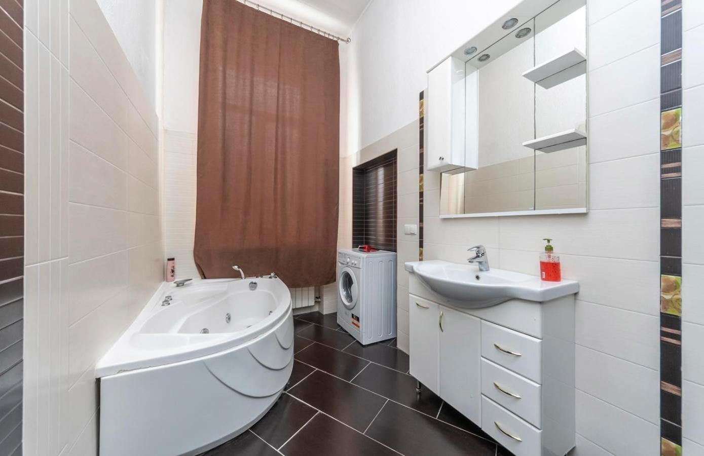 Comfortable Apartment On Mikhaylovskiy Lane Kyiv Exterior photo